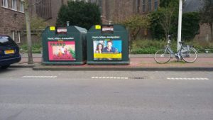 Cilou en René op recycle container ter promotie van Duurzaam Denb Haag Haagse Energiebeurs
