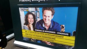 Cilou en René op recycle container ter promotie van Duurzaam Denb Haag Haagse Energiebeurs